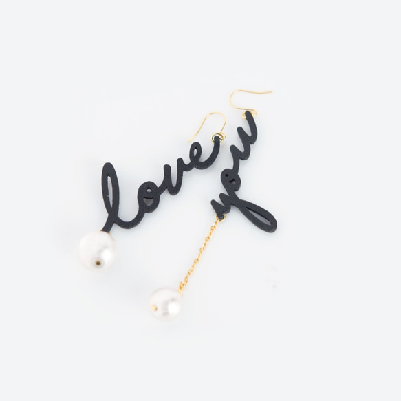 "Love you" Lettering Leather & Cotton Pearl Earring 第4張的照片