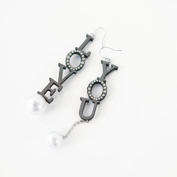 "LOVE YOU" Lettering Leather & Cotton Pearl Earring 第4張的照片