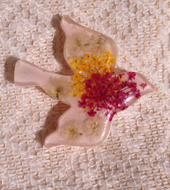 花模様の桜色鳥三分紐用帯留め 1枚目の画像