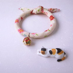 日本の犬と猫の首輪（シングル結び目のタイプ） - 白い白+梅の丸い鐘（在庫切れの梅の丸いベル、店内の他のスタイルの鐘を置き換える 1枚目の画像