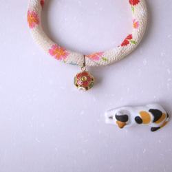 日本の犬と猫の首輪（シングル結び目のタイプ） - 白い白+梅の丸い鐘（在庫切れの梅の丸いベル、店内の他のスタイルの鐘を置き換える 2枚目の画像