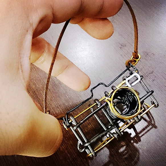鋁線相機鑰匙環包包吊飾（黑金版） 第1張的照片