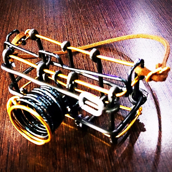 鋁線相機鑰匙環包包吊飾（黑金版） 第2張的照片