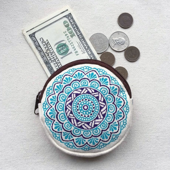 手繪零錢包 圓型 收納包 藍色 紫藍 手繪包 Henna Mandala 彩繪 漢娜 蔓蒂 曼陀羅 禪繞 民族 印度 帆 第2張的照片