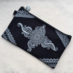手繪收納包 收納袋 化妝包 筆袋 鉛筆袋 零錢包 拉鍊 手機袋 黑色 手繪包 Henna Mandala 曼陀羅 民族 第2張的照片