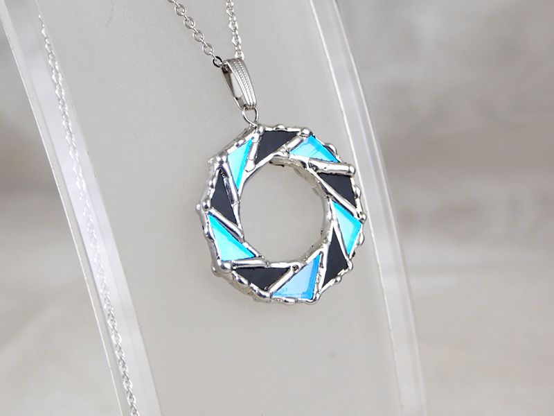 細密ステンドグラスのサークルペンダント