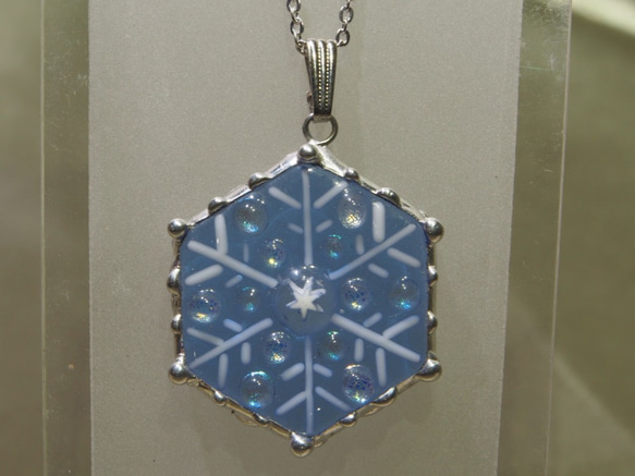 雪の結晶のベネチアングラスペンダント(ライトブルー) 1枚目の画像