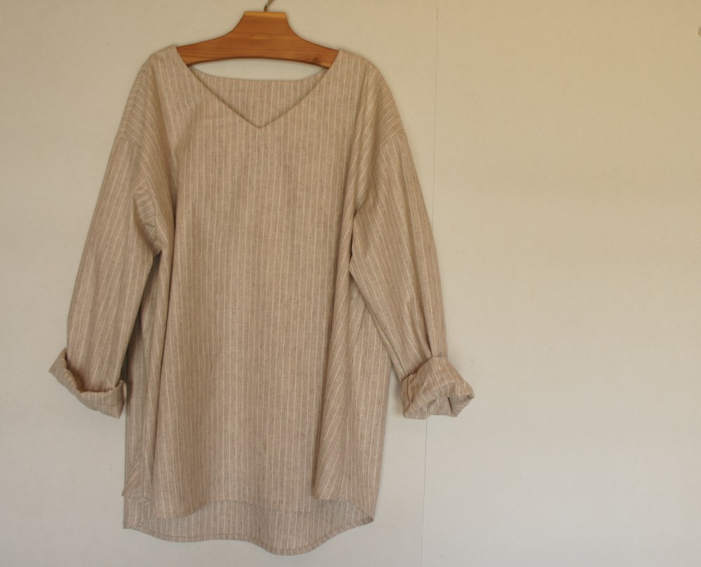 ベージュストライプのVネックブラウス