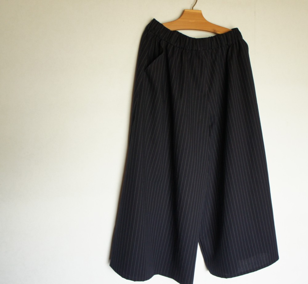 ネイビーストライプのワイドパンツ