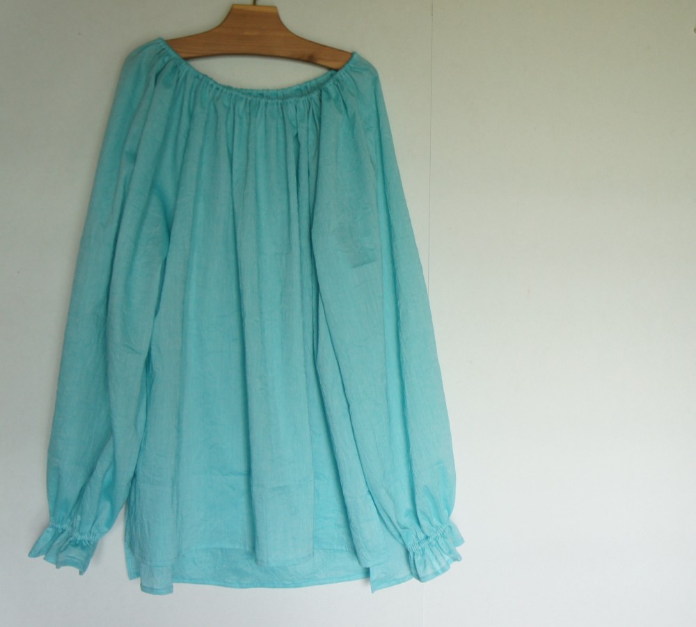 アクアブルーワッシャーのふんわりギャザーブラウス
