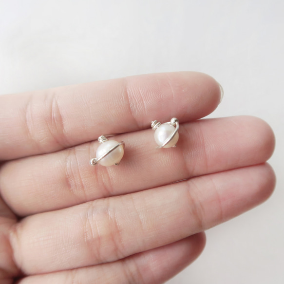 925純銀 星球系列-珍珠小星球 耳針耳環 (一對) 第7張的照片