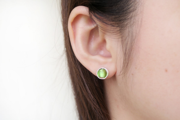 925純銀 蘋果綠琉璃  耳環(一對) 第4張的照片