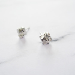 925純銀 方形礦石 不對稱 小石子 耳環或耳夾 (一對) 第1張的照片