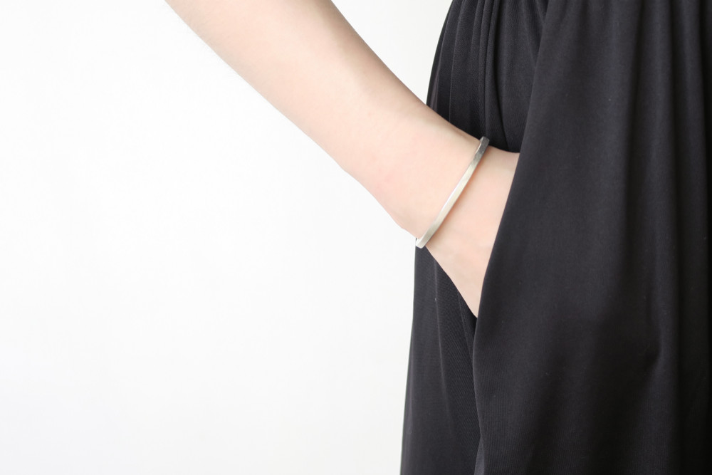 999スターリングシルバー シンプル 厚手 スクエアコラム Cシェイプ オープンブレスレット - ヘアラインテクスチャ - レデ