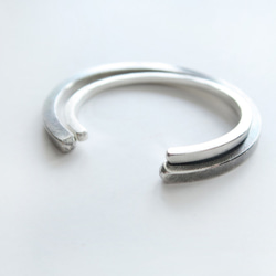 999純銀 簡約厚款 方柱C形開口圈-髮絲紋理 手環-女版單只 第9張的照片