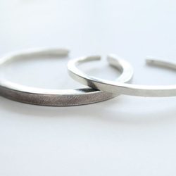 999純銀 簡約厚款 方柱C形開口圈-髮絲紋理 手環-男版單只 第2張的照片