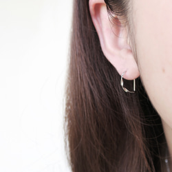 925純銀 簡約旋轉紋D造型 耳針耳環 一對 第1張的照片