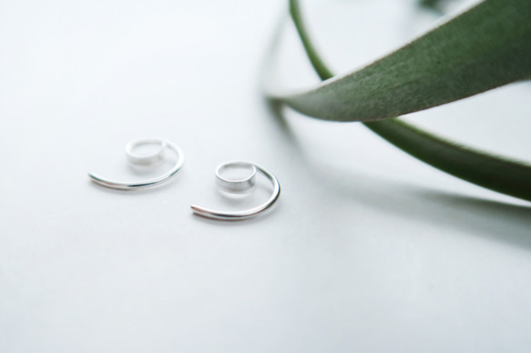 925純銀 迷你圈逗點C形耳針 耳環 一對 第1張的照片