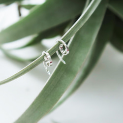 925純銀 迷你圈逗點C形耳針 耳環 一對 第2張的照片