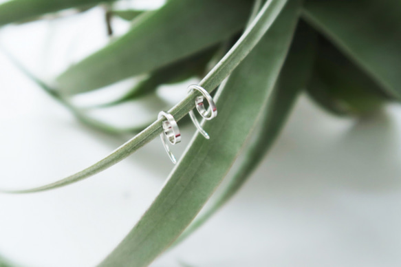 925純銀 迷你圈逗點C形耳針 耳環 一對 第2張的照片