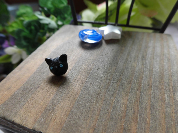 soldout【弁天堂】｢よくみたら猫｣（片耳ピアス）小さな黒ネコ。猫をひっそりと飾りたい猫好きのために！ 3枚目の画像