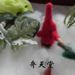 【弁天堂】｢おしごとノーム[樅の木運び]｣#フェルト #人形 雪の中てくてく。薪にするのか飾るのか【送料無料】 1枚目の画像