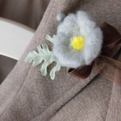 【弁天堂】「もふもふの花～灰色～」フェルト羊毛のお花とアーティフィシャルフラワーの葉。 2枚目の画像