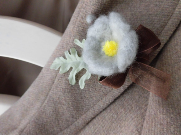 【弁天堂】「もふもふの花～灰色～」フェルト羊毛のお花とアーティフィシャルフラワーの葉。 2枚目の画像