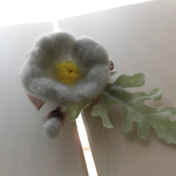 【弁天堂】「もふもふの花～灰色～」フェルト羊毛のお花とアーティフィシャルフラワーの葉。 3枚目の画像