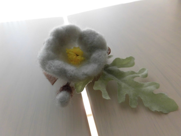 【弁天堂】「もふもふの花～灰色～」フェルト羊毛のお花とアーティフィシャルフラワーの葉。 3枚目の画像
