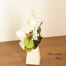 【仏花】　胡蝶蘭とマムのお供えのお花（花器に固定したアレンジです） 3枚目の画像