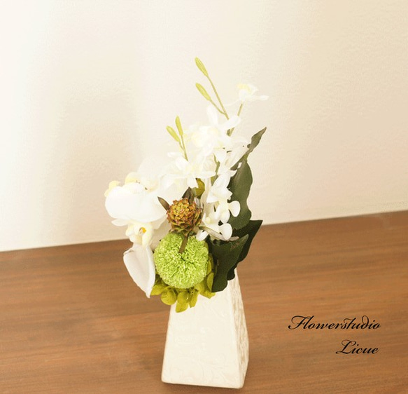 【仏花】　胡蝶蘭とマムのお供えのお花（花器に固定したアレンジです） 3枚目の画像