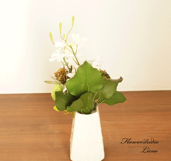 【仏花】　胡蝶蘭とマムのお供えのお花（花器に固定したアレンジです） 4枚目の画像