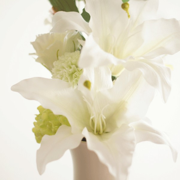【仏花】カサブランカとトルコキキョウの仏花　ご自宅の花立てに飾って頂けます。 4枚目の画像