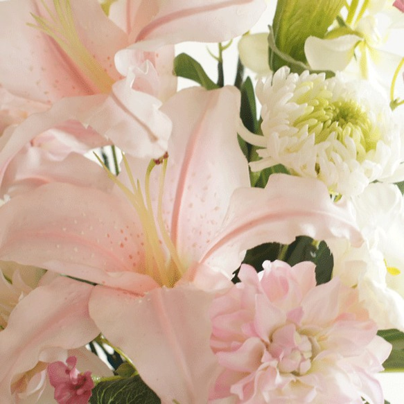 【仏花】ユリとダリアと輪菊のスペシャル仏花（ピンク）アーティフィッシャルとプリザーブドフラワー使用　初盆の贈り物に 3枚目の画像