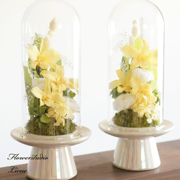 【仏花】ガラスドーム入りデンファレと小菊の仏花（黄色）　全てプリザーブドフラワーを使用しています。 2枚目の画像