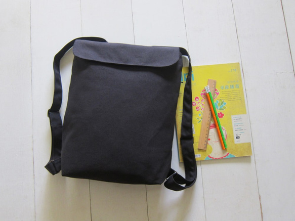 Canvas Backpack- A4 Size (Black + Creamy-White) 3枚目の画像