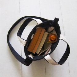 水桶型斜肩背包系列-小號 黑色+米白 (拉鍊開口+固定可調式背帶) 第5張的照片