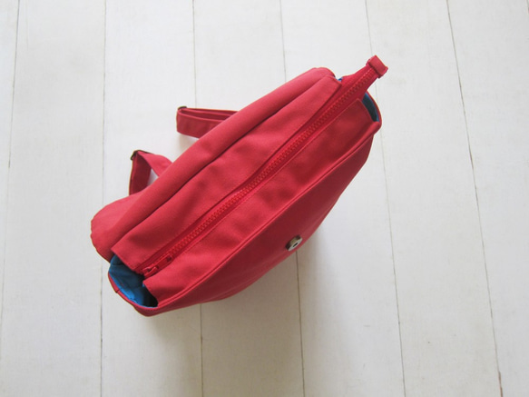 A4雙肩帆布後背包(拉鍊開口+磁扣袋蓋+外側拉鍊袋)-紅 / 藻藍 第4張的照片
