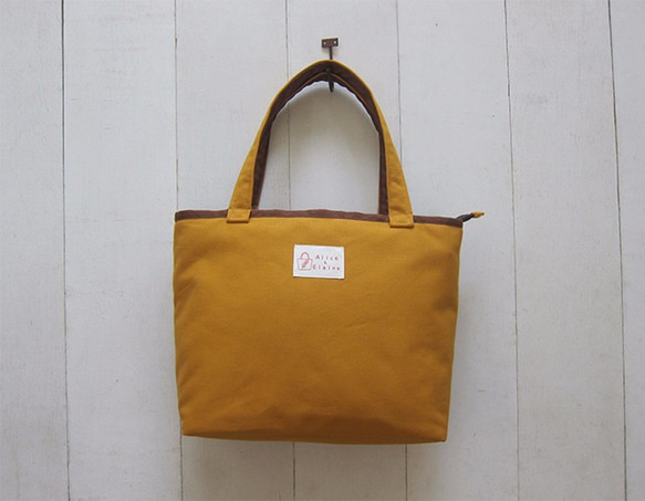 Medium Tote W/ Outer Pockt , Zipper Closure 1枚目の画像