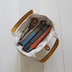 馬卡龍系列-帆布小號托特包 土黃 + 米色 (木扣開口+外小口袋) 第3張的照片