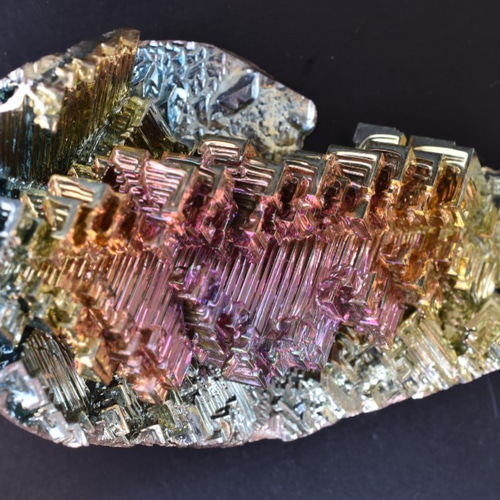 神秘的な美しさを持つビスマス結晶 291gケース付き ビスマス人工結晶 虹色に輝く結晶 約48x32x31mm（g0041）鉱物・鉱石