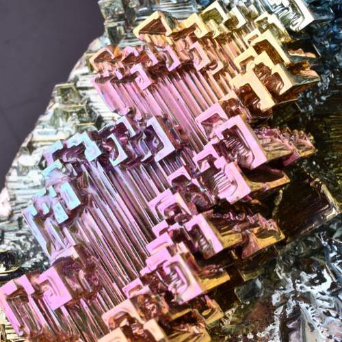 神秘的な美しさを持つビスマス結晶 291gケース付き ビスマス人工結晶 虹色に輝く結晶 約48x32x31mm（g0041）鉱物・鉱石