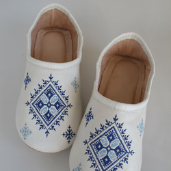【フェズ刺繍・バブーシュ】青 ／ レディース　2way  手作り　モロッコ　高品質革 2枚目の画像