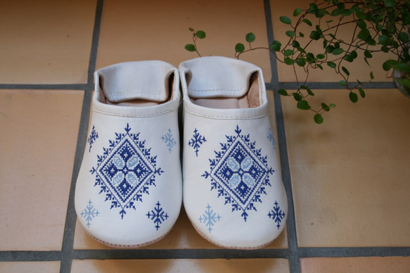 【フェズ刺繍・バブーシュ】青 ／ レディース　2way  手作り　モロッコ　高品質革 3枚目の画像