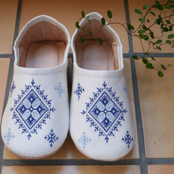【フェズ刺繍・バブーシュ】青 ／ レディース　2way  手作り　モロッコ　高品質革 4枚目の画像