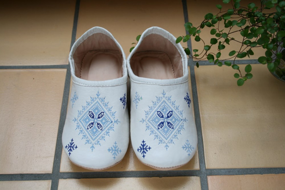 【フェズ刺繍・バブーシュ】薄青 ／ レディース　2way  手作り　モロッコ　高品質革 4枚目の画像