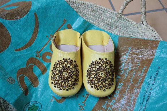 【値引済】￥6480→￥4536【ビーズ・バブーシュ】黄・スモークゴールド ／ レディース　モロッコ　手作り　高品質革 1枚目の画像