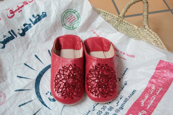 入荷致しました!【再販】【ビーズ・バブーシュ】赤・赤 ／ レディース　モロッコ　手作り　高品質革 1枚目の画像