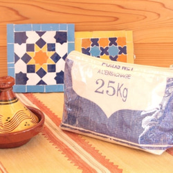 【リサイクルポーチ】青・タッセル付き⑤ ／ モロッコ　穀物袋　ハンドメイド 1枚目の画像